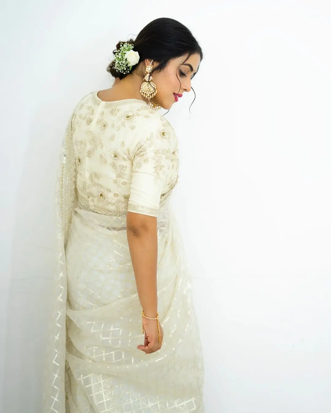 SHAMNA KASIM WEARING BEAUTIFUL EARRINGS WHITE DESIGNER SAREE 9